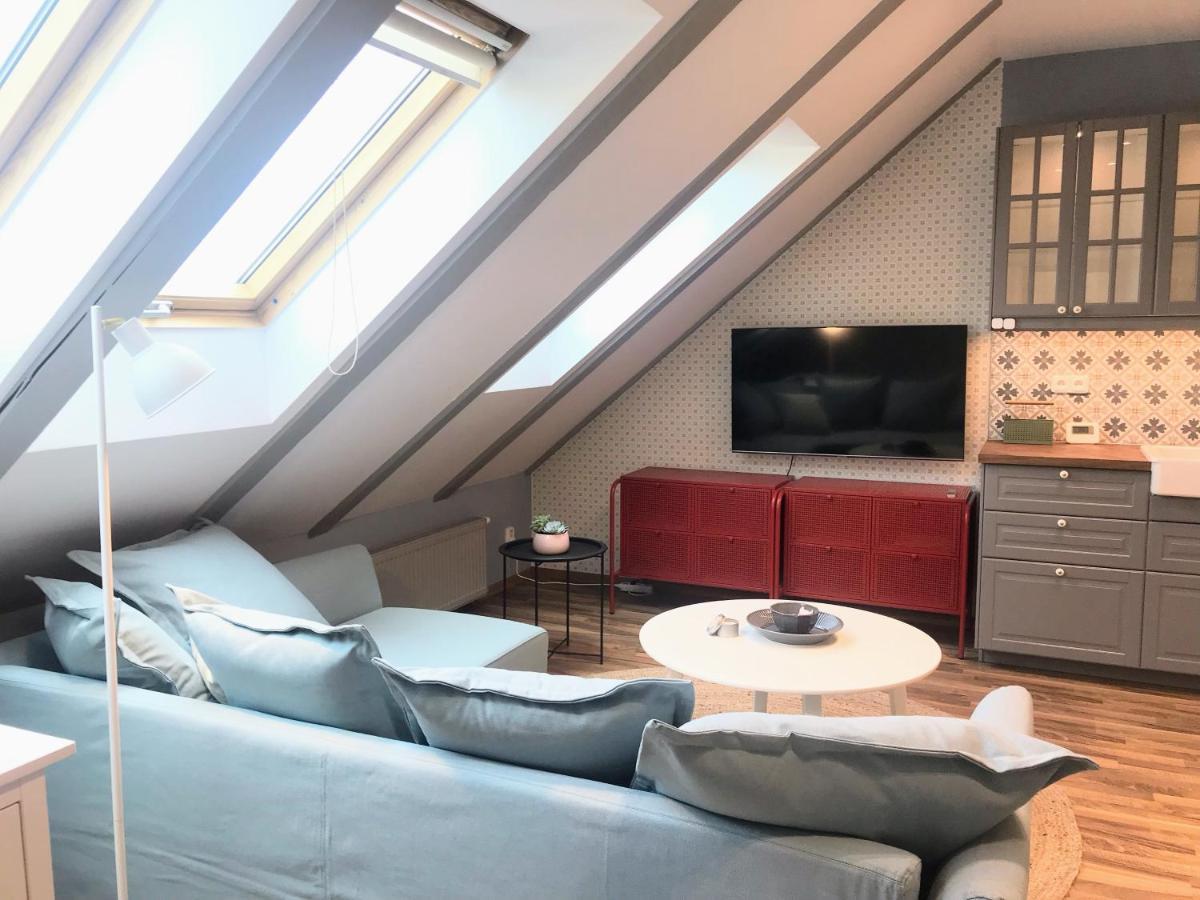 Attic On Waterfront / View / Netflix Daire *