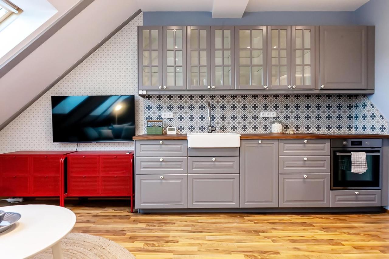 Attic On Waterfront / View / Netflix Daire Prag