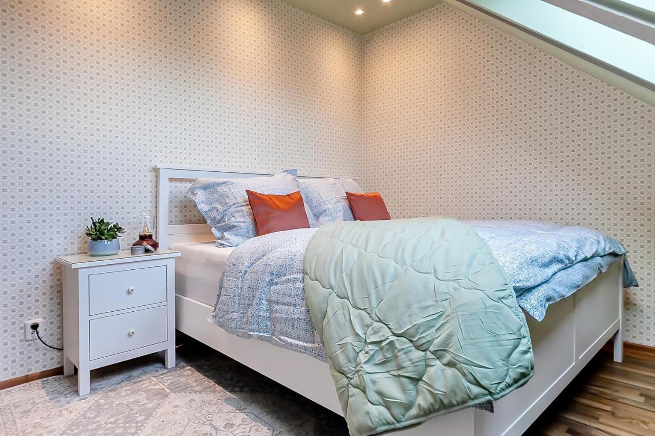 Attic On Waterfront / View / Netflix Daire *